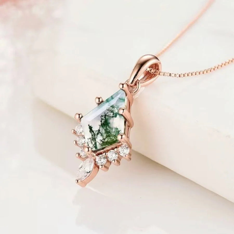 قلادة بحجر العقيق الأخضر